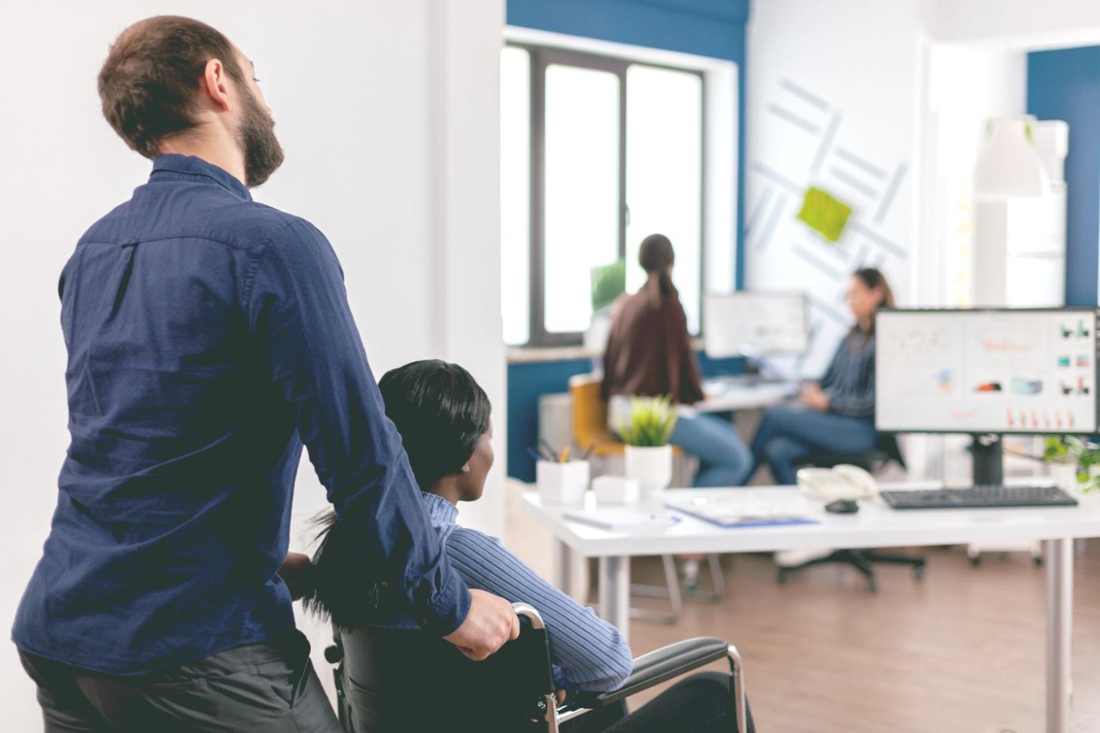 Sessione di lavoro collaborativa con documenti contrattuali e strumenti di analisi
